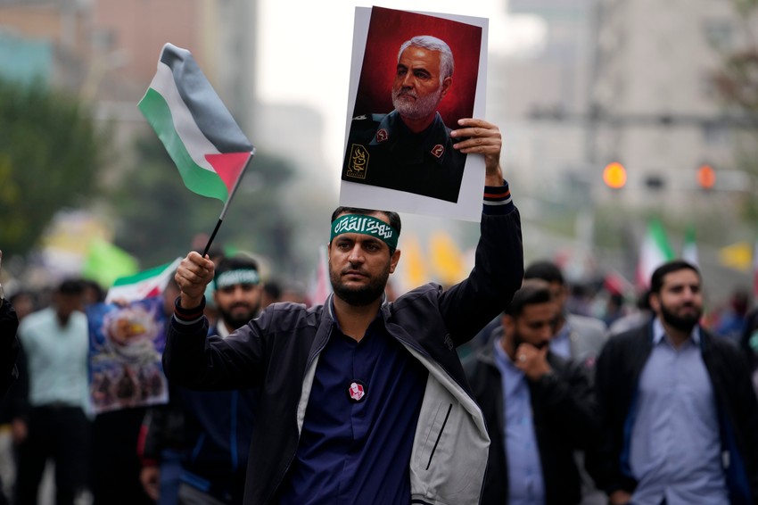 Čovek sa posterom iranskog generala Kasema Sulejmanija, koji je ubijen u američkom napadu u Iraku 2020.