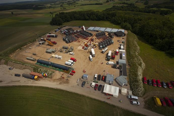 Opublikowane w zeszłym tygodniu przez koncern San Leon wyniki testów jednego z odwiertów rzuciły zupełnie nowe światło na przyszłość komercyjnego wydobycia gazu łupkowego nie tylko w Polsce, ale w całej Europie. Irlandzka spółka poinformowała, że w odwiercie Lewino-1G2 (na zdjęciu) zaobserwowano długotrwały przepływ gazu łupkowego o natężeniu 40-60 tys. stóp sześciennych na dobę.