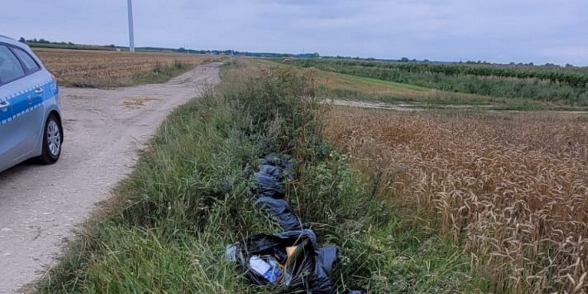 Szadkowianin wyrzucił śmieci do rowu. Został ukarany.