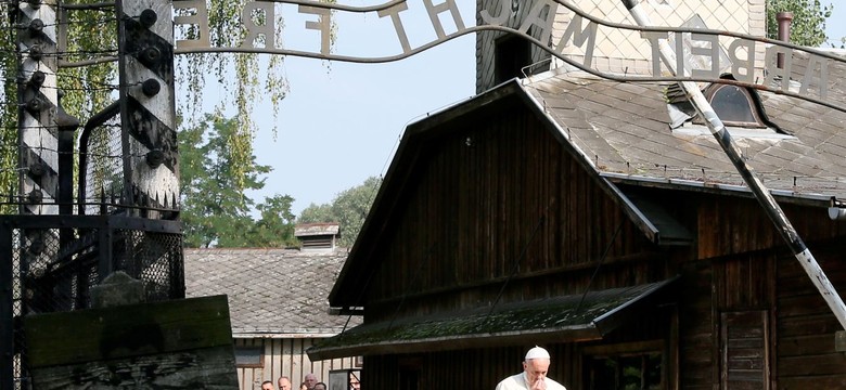 Milcząca wizyta papieża w byłym niemieckim obozie koncentracyjnym Auschwitz-Birkenau. ZDJĘCIA