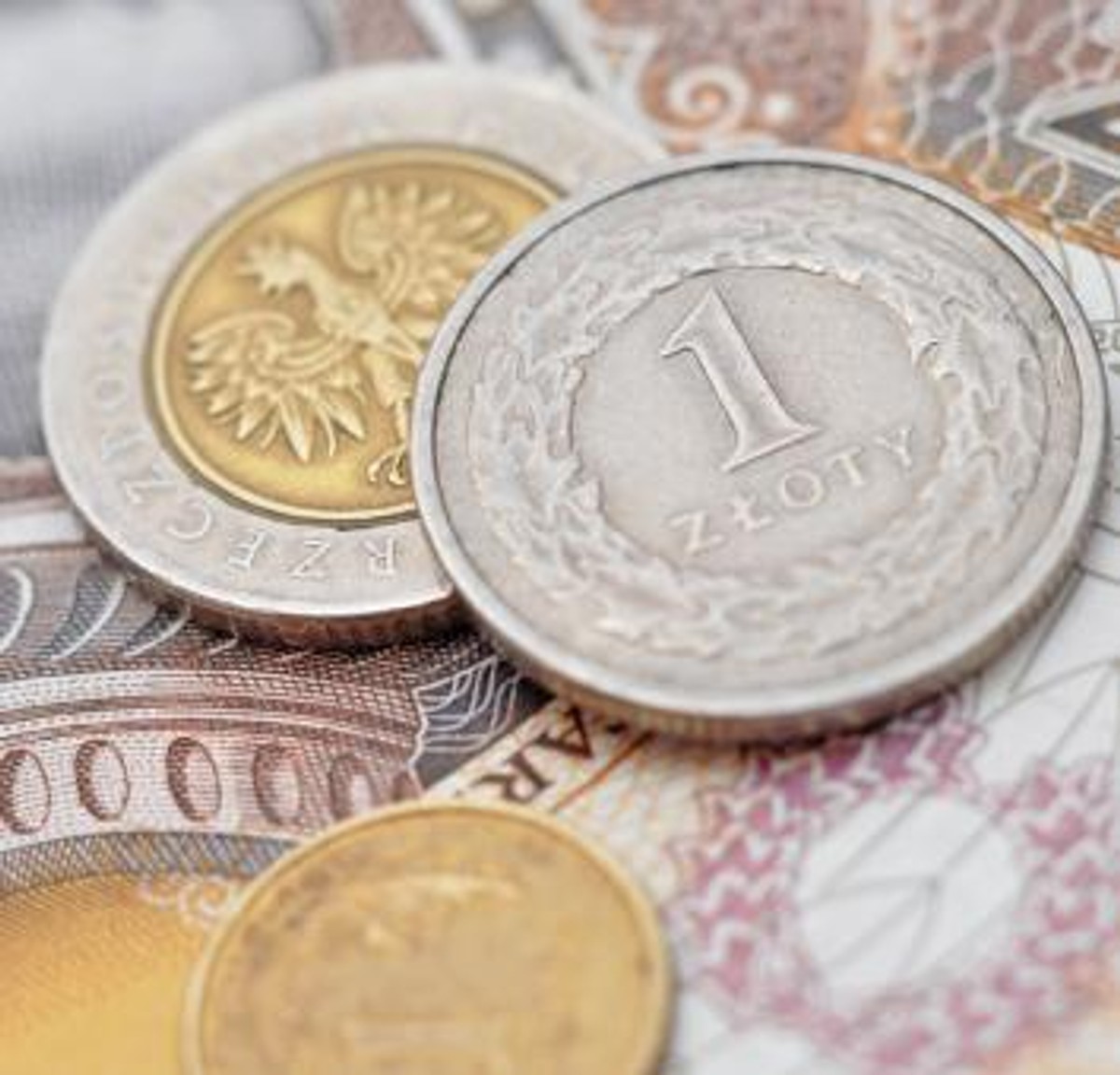 Wojna na Ukrainie może dalej osłabiać złotego i pchać w górę rentowności SPW