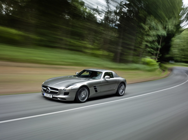 Mercedes SLS AMG w całej okazałaości