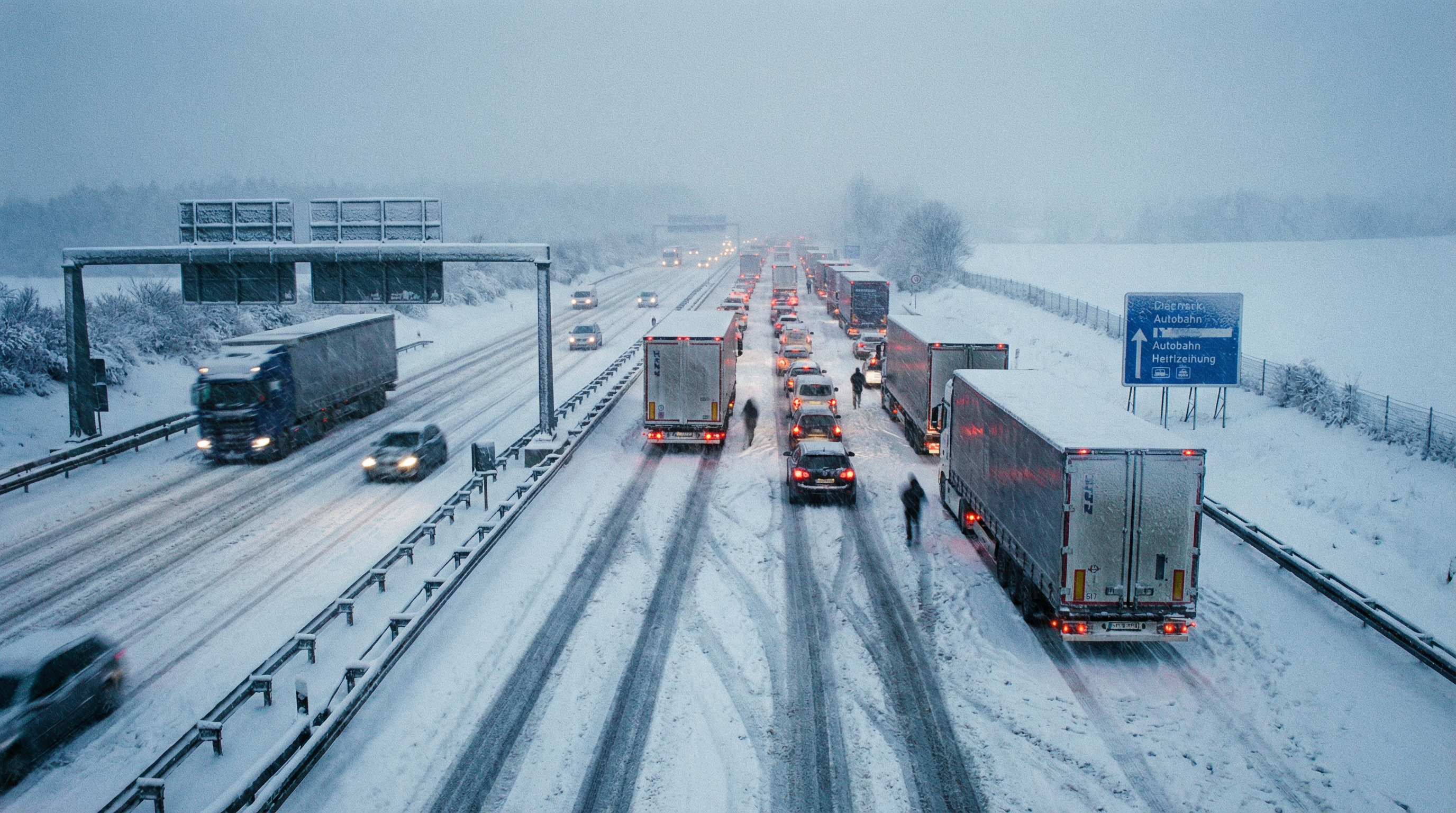 Schneechaos breitet sich aus: Jetzt auch Hessen betroffen - Massenunfälle auf A4 und A14