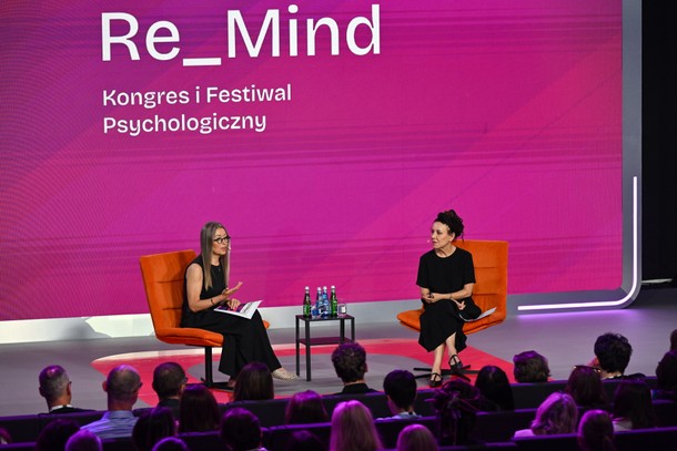 Noblistka, pisarka Olga Tokarczuk i prowadząca rozmowę psychoterapeutka i specjalistka w dziedzinie psychologii klinicznej Joanna Zapała podczas spotkania w ramach pierwszej edycji Kongresu i Festiwalu Psychologicznego Re_Mind we Wrocławiu