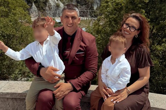 (FOTO) POMIRLI SE KRISTIJAN GOLUBOVIĆ I KRISTINA SPALEVIĆ Krstili sinove Konstantina i Kirila na Ostrogu, zajedno u Crnoj Gori: "To je jače od rasprava i haosa"