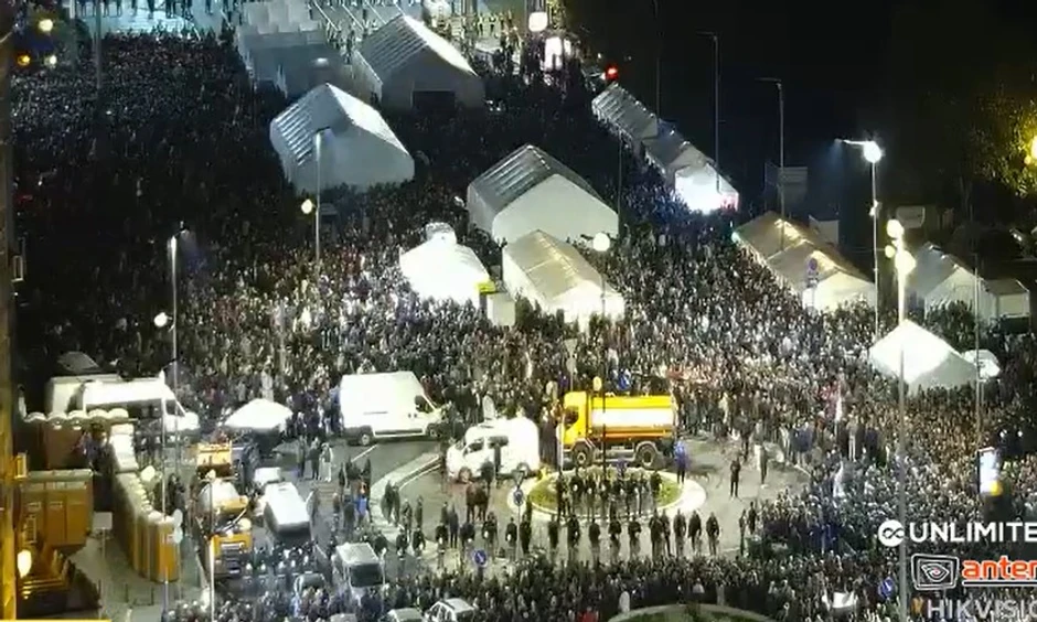 Okupljanje ispred Skupštine