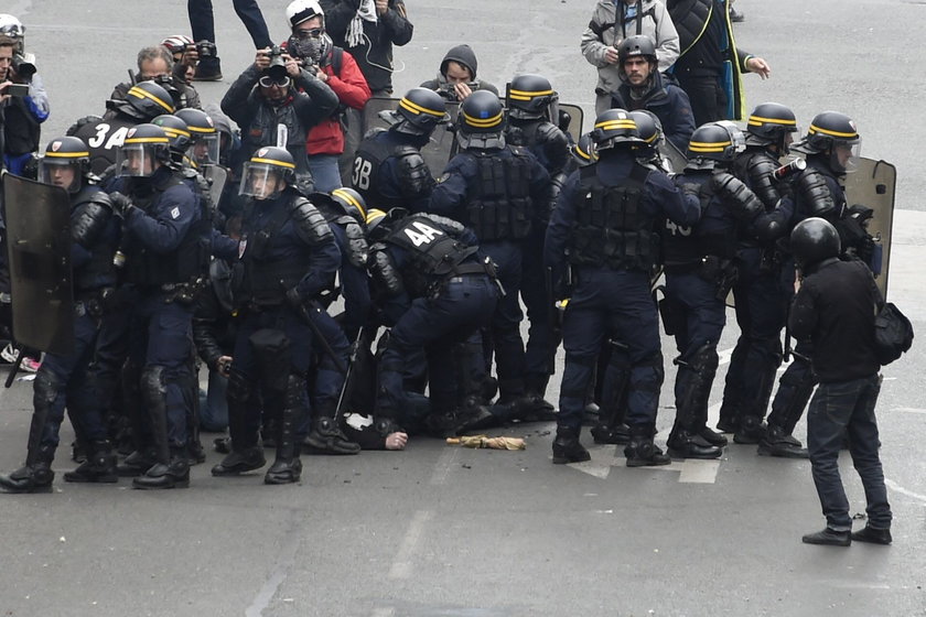 Przeciwko demonstrującym pracownikom i studentom rząd wysłał policję