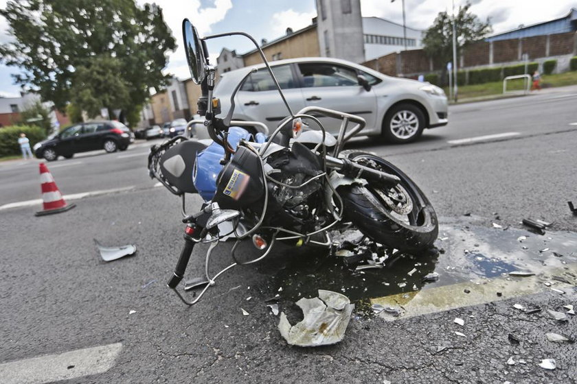 Koszmarny na drodze. Motocyklista przeleciał przez audi