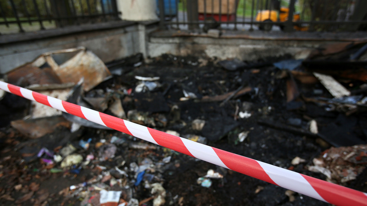 Policja zatrzymała dwie kolejne osoby podejrzewane o podpalenie budki wartowniczej przy ambasadzie Federacji Rosyjskiej w Warszawie - dowiedziała się PAP w Komendzie Stołecznej Policji.