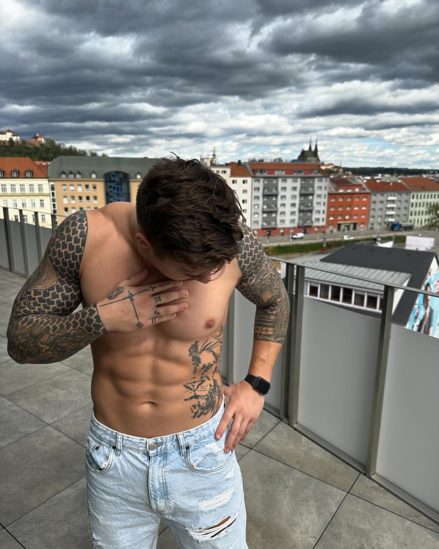 Exmarkizák Kryštof Novák ukázal telo po plastickej operácii.