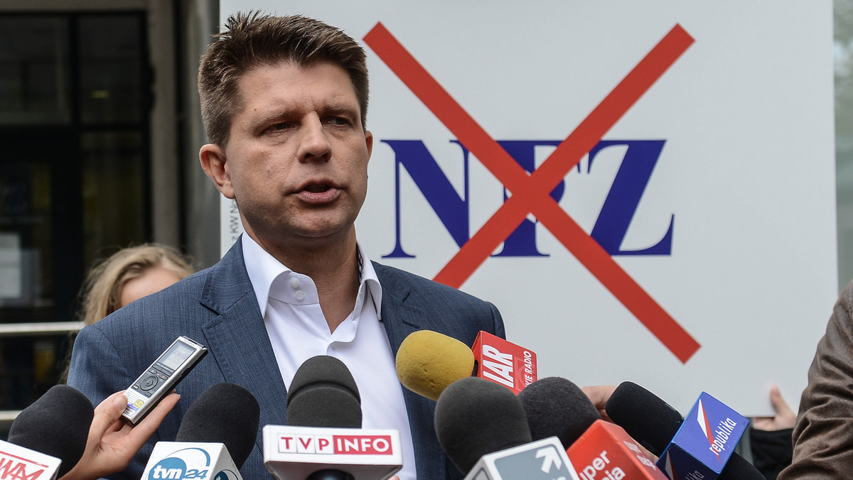 Szef Nowoczesnej Ryszard Petru skrytykował dziś koncepcję przedwyborczej debaty telewizyjnej między premier Ewą Kopacz a wiceprezeską PiS Beatą Szydło. - Mam wrażenie, że boją się debaty ze mną - powiedział.