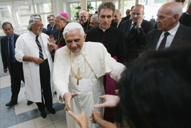 ITALY-POPE-HOSPITAL