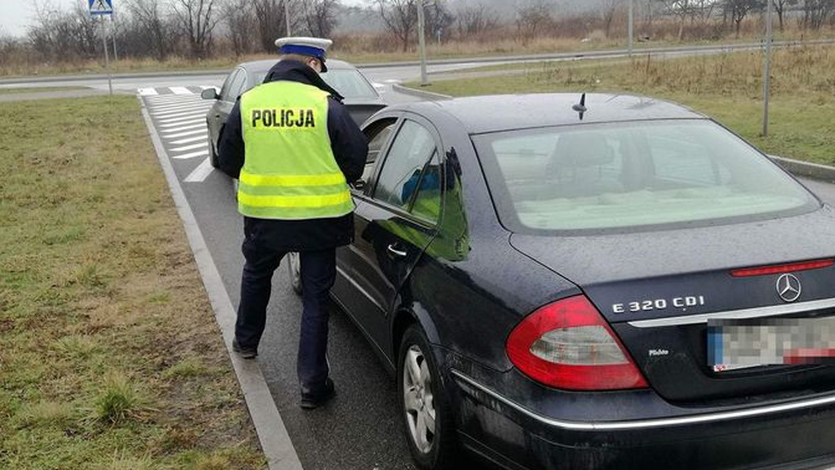 O mały włos w Gdańsku nie doszło do tragedii – uciekający przed policjantem kierowca mercedesa stracił panowanie nad pojazdem i uderzył w inne auto. Nikomu nic się nie stało, a 17-latek usłyszał już zarzuty.