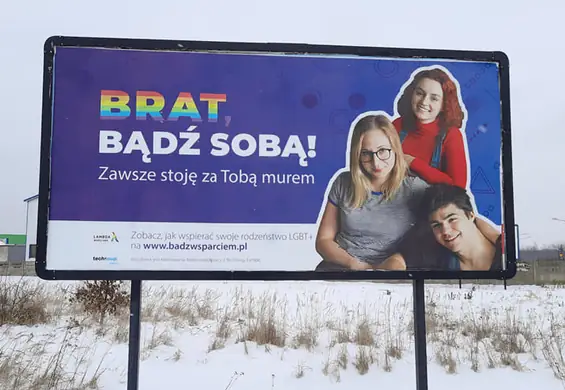 "Brat/Siostra, bądź sobą!" Tęczowe billboardy w Radomiu zwracają uwagę na homofobię w rodzinie