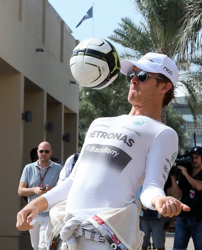 Nico Rosberg na Grand Prix do Abu Dhabi zabrał piękną dziewczynę i... piłkę