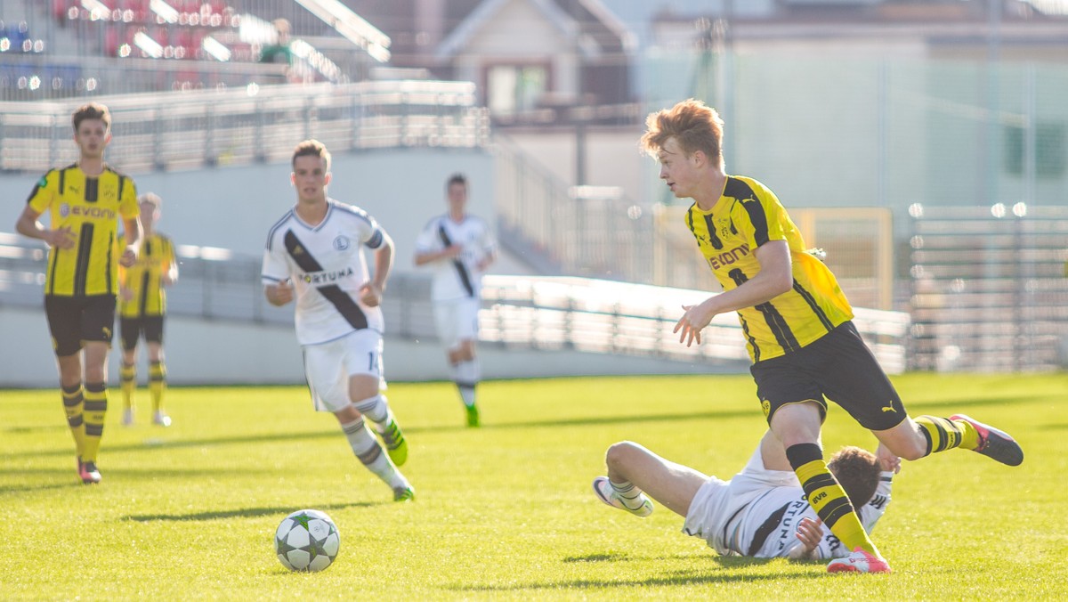 Legia Warszawa nieudanie rozpoczęła rozgrywki UEFA Youth League. Wojskowi przegrali na stadionie w Ząbkach z Borussią Dortmund 0:2 (0:1). Bramki zdobyli Jonas Arweiler i Adrian Małachowski, który trafił do własnej siatki.