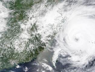 Tajfun In-fa uderzył w pobliżu Szanghaju. Odwołano loty i kursowanie pociągów