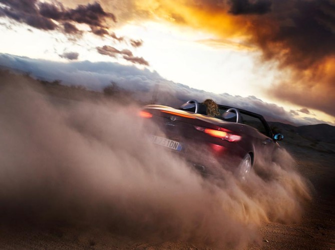 Włoskie cacko napędzają dwa benzynowe silniki 2.2/185KM, 3.2/260KM ...