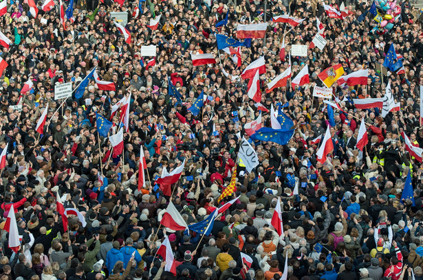 Rzecznik Andrzeja Dudy chwali demonstrantów KOD: "Poprzednia władza je dławiła i dusiła"