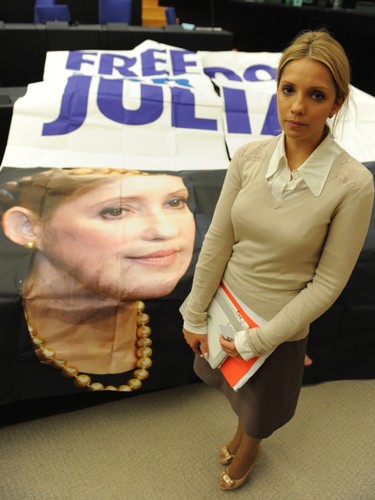 Eugenia Tymoszenko na tle transparentu z żądaniem wolności dla Julii Tymoszenko