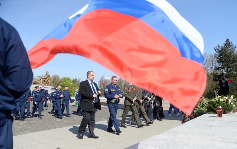 Uczestnicy rosyjskiego rajdu samochodowego 'Drogami Chwały'