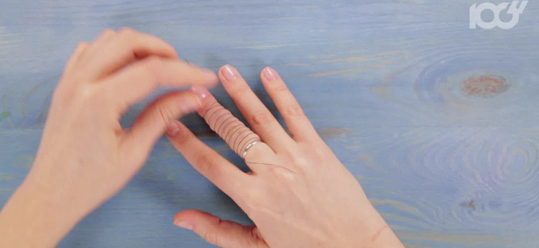 Jak zdjąć pierścionek ze spuchniętego palca? Mało znany, za to świetny trik
