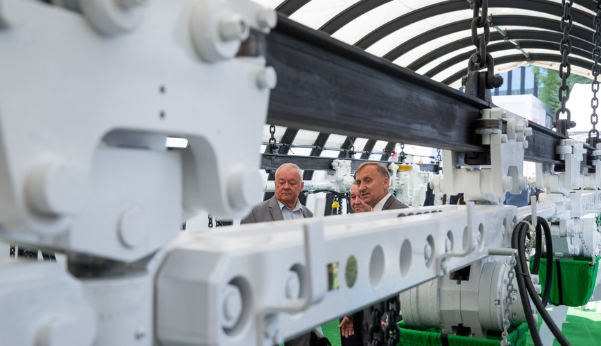 Prezes GIPH przekonywał też, że w chwili, w której udało się uratować górnictwo od upadłości – dzięki ogromnym działaniom restrukturyzacyjnym w branży, ale też korzystnej koniunkturze cenowej – sytuacja sektora w najbliższym czasie powinna nadal poprawiać się.

<br>
„Informacje, jakie napływają ze świata wskazują, że świat nie odchodzi od węgla, ale zwiększa zużycie węgla – nawet takie kraje, które węgla w ogóle nie mają. Węgiel to jest paliwo przyszłości i będzie nim. Jest tylko jedno ale – nie możemy tego węgla nadal użytkować w barbarzyński sposób. Znamy odpowiednie technologie, które umożliwiają produkcję energii czy produktów chemicznych z węgla zgodnie z ekologią. O to trzeba walczyć” - zaakcentował Olszowski. 

<br><br>mtb/ akp/ son/<br> fot. (mr) PAP/Andrzej Grygiel