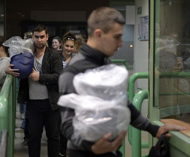 Każdy z nich zadeklarował, zgodnie z przepisami, trzy lub cztery hełmy. <br>Na zdjęciu: Wolontariusze z Ukrainy z hełmami dla ukraińskich żołnierzy, podczas odprawy na polsko-ukraińskim przejściu granicznym w Medyce.<br><br>(mgo) PAP/Darek Delmanowicz