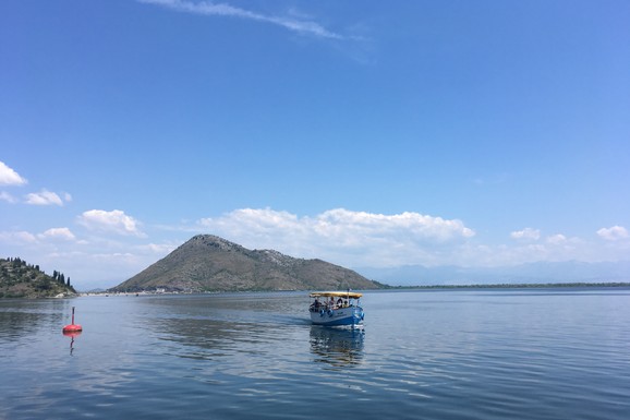 PRETRAŽUJE SE JEZERO, TRAGA SE ZA NESTALIM! U prevrtanju čamca jedna osoba stradala: Okolnosti tragedije i dalje MISTERIJA