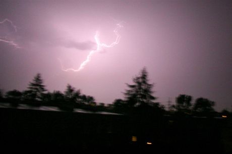 KRAKOWNAD KRAKOWEM PRZESZLA BURZA NAWALNICAN/Z BURZA NAD KRAKOWEMBLYSKAWICE PIORUNY2007-08-24FOT. SEBASTIAN JANKOWSKI