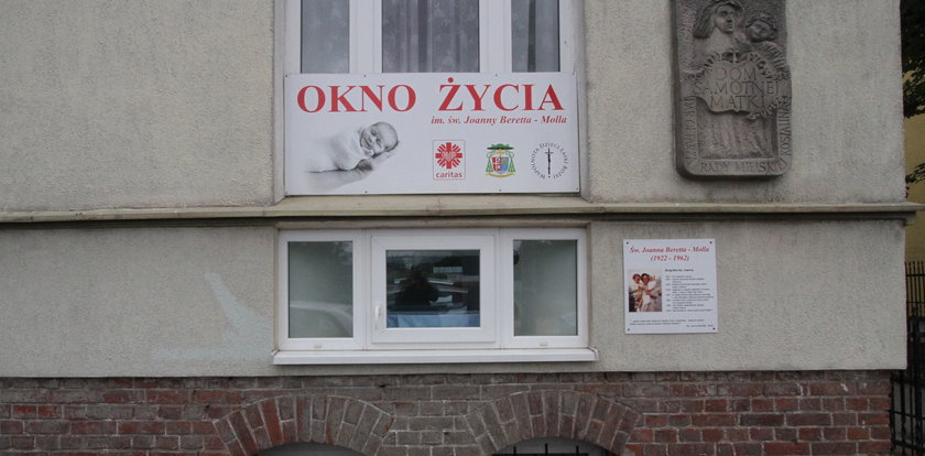 Matka zostawiła córeczkę w oknie życia. Sąd postanowił ją oddać