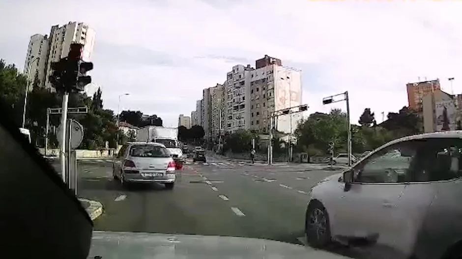 Preticanje kolone preko pune linije smatra se nasilničkom vožnjom