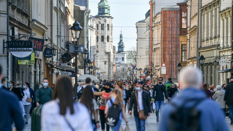 Kraków, 10 kwietnia 2021 r. Pomimo pandemii i obostrzeń na krakowskim Rynku można było spotkać tłumy turystów korzystających z ładnej pogody (zdjęcie ilustracyjne)