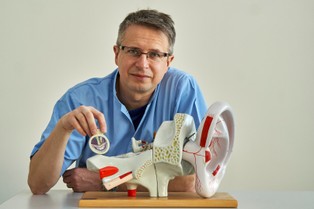 Młoteczek, kowadełko, sprężynka. O implancie ucha autorstwa polskich naukowców