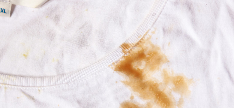 Tłuste plamy na ubraniach. Jak je usunąć bez użycia pralki? 