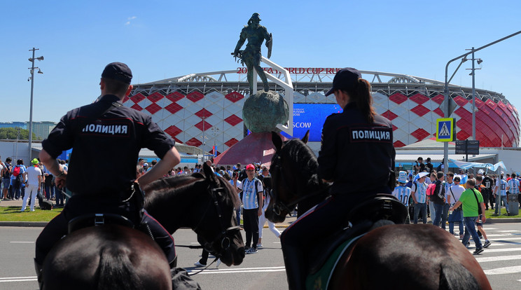Lovas rendőrök Moszkvában – a szurkolók
láthatják, komolyan
felkészültek a helyiek a
balhékra /Fotó: Profmedia-Red Dot