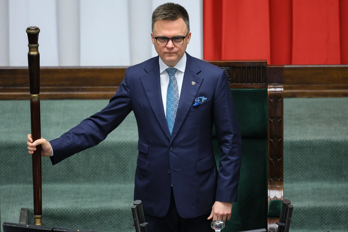 Papa zapowiada radykalną rekonstrukcję rządu. Fanatyk stawia warunek