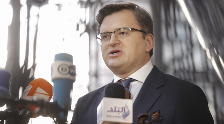 Dmitro Kuleba ukrán külügyminiszter nyilatkozik a sajtó képviselőinek, amikor megérkezik az EU-tagországok külügyminisztereinek brüsszeli tanácskozására 2022. február 21-én / Fotó: MTI/EPA/Olivier Hoslet