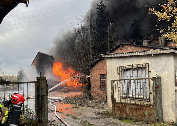 Płonie budynek i składowisko chemikaliów