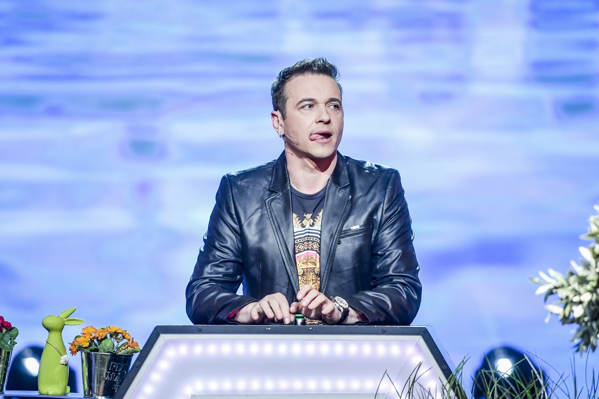 Gwiazdor disco polo zaśpiewał do kilkuletniej dziewczynki: "Umiesz kręcić pupą...". Internauci oburzeni