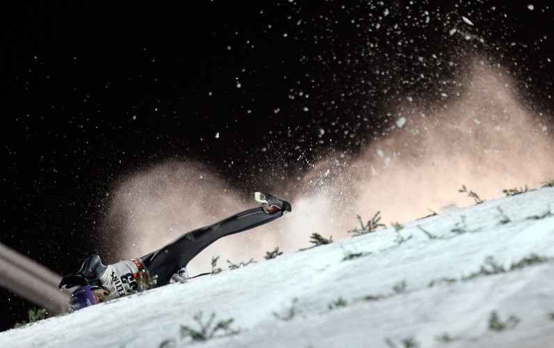 Fatalne upadki na skoczni w Kuusamo. Wellinger i Lanisek trafili do szpitala