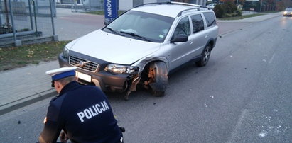 Auto w jedną, a koło w drugą stronę