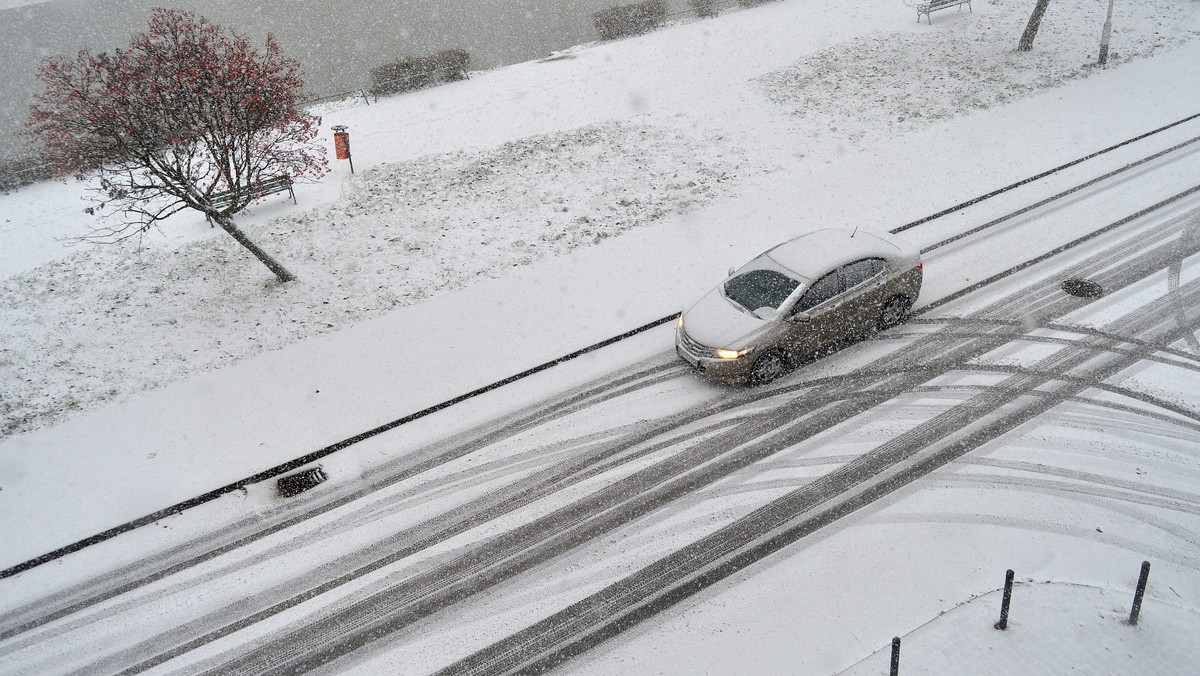 Mimo zapowiedzi meteorologów zima zawsze potrafi nas zaskoczyć. Padający śnieg szybko zmienia warunki panujące na drogach, a drogowcy nie nadążają z odśnieżaniem. Dlaczego niektóre ulice są w lepszym stanie niż pozostałe? Ile jest maszyn do utrzymania porządku na drogach?