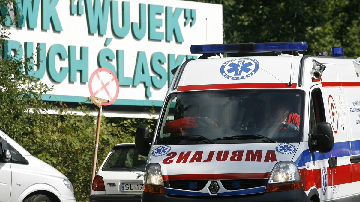 ambulans przed wjazdem do kopalni wujek śląsk