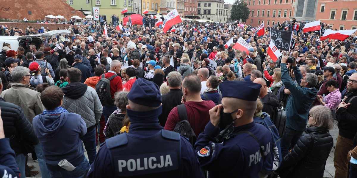 Uważają, że pandemii nie ma i protestują. Szokujące obrazki z Polski