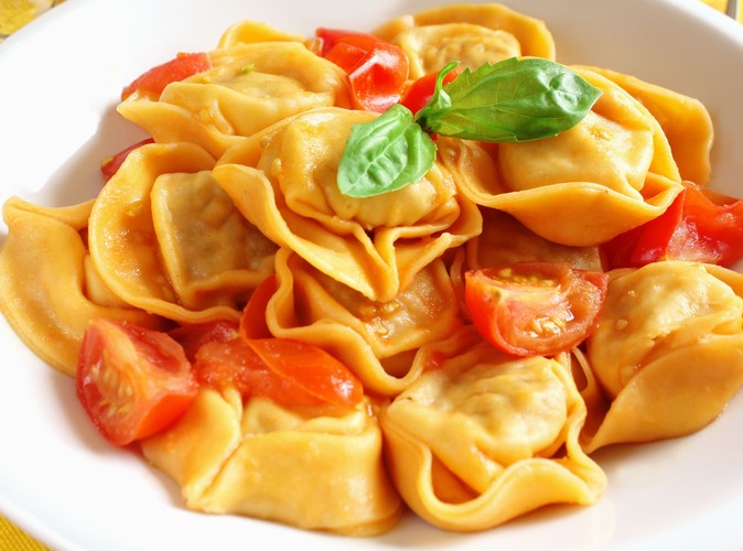 Makaron dzięki zawartości węglowodanów pomaga w procesie regulacji rytmu dnia oraz zwalcza bezsenność. Natomiast pomidory obfitują w potas, który poprawia odporność na stres oraz koi nerwy. Przed snem warto zjeść ciepły makaron z pomidorami, przyprawiony bazylią, która z kolei posiada właściwości uspokajające.