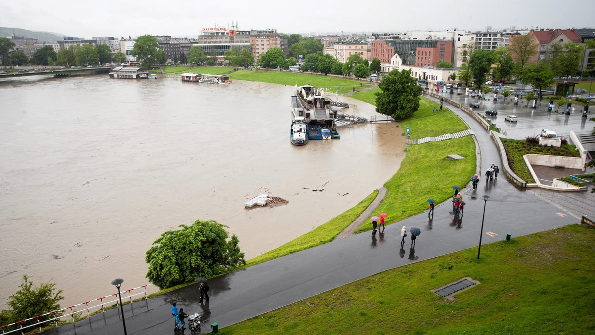 Stabilizuje się sytuacja pogodowa w Małopolsce. Stany alarmowe w sobotę wieczorem były przekroczone na 19 wodowskazach, w tym na Wiśle w Krakowie na Bielanach o 54 cm – podał rzecznik wojewody małopolskiego Jan Brodowski. Opady deszczu w regionie będą coraz mniejsze.