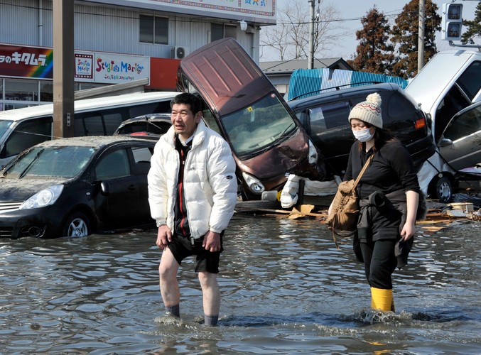 Mieszkańcy Ishinomaki w prefekturze Miyagi na jednej z głównej ulic miasta