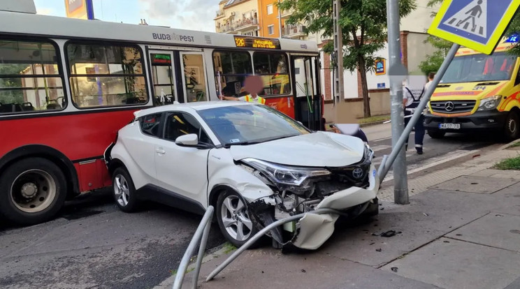 Troli és autó ütközött a XIV. kerületben /Fotó: Baleset-info.hu