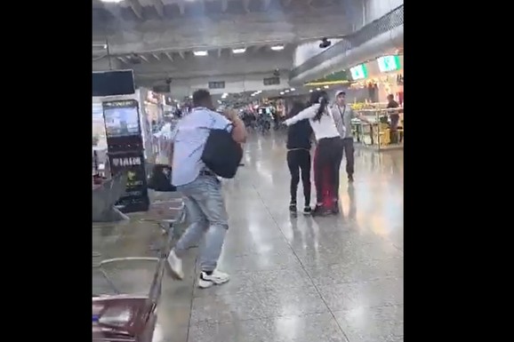 (VIDEO) PUCAJU ZIDOVI, BETON PADA, LJUDI IZBEZUMLJENI! Masovno se šire snimci sa aerodroma u Venecueli usred zemljotresa: Putnici trče kroz RUŠEVINE I PRAŠINU